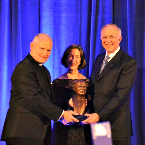 Father Arne Panula presents Carl and Dorian Anderson with the St. John Paul II Award for the New Evangelization Oct. 29 in Washington. Father Arne Panula presents Carl and Dorian Anderson with the St. John Paul II Award for the New Evangelization Oct. 29 in Washington.