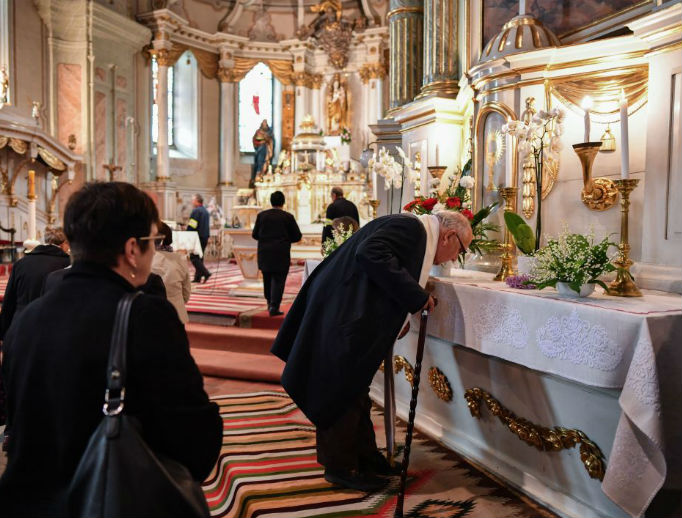 Members of Romanian-Hungarian community pray May 21 inside the Franciscan church in Miercurea Ciuc city, next to the Marian Shrine of Şumuleu Ciuc, the place of the papal outdoor Mass this weekend. Francis goes to Romania May 31 for three days, carrying a message of concord in this Orthodox country where the Greek Catholic minority is still struggling to recover from the suffering endured during the communist period. This journey under the motto ‘Let’s Walk Together!’ comes 20 years after the visit of John Paul II: The first pope hosted in Romania, he was also the first to visit a large Orthodox country since the schism of 1054 between Rome and Byzantium. Members of Romanian-Hungarian community pray May 21 inside the Franciscan church in Miercurea Ciuc city, next to the Marian Shrine of Şumuleu Ciuc, the place of the papal outdoor Mass this weekend. Francis goes to Romania May 31 for three days, carrying a message of concord in this Orthodox country where the Greek Catholic minority is still struggling to recover from the suffering endured during the communist period. This journey under the motto ‘Let’s Walk Together!’ comes 20 years after the visit of John Paul II: The first pope hosted in Romania, he was also the first to visit a large Orthodox country since the schism of 1054 between Rome and Byzantium.