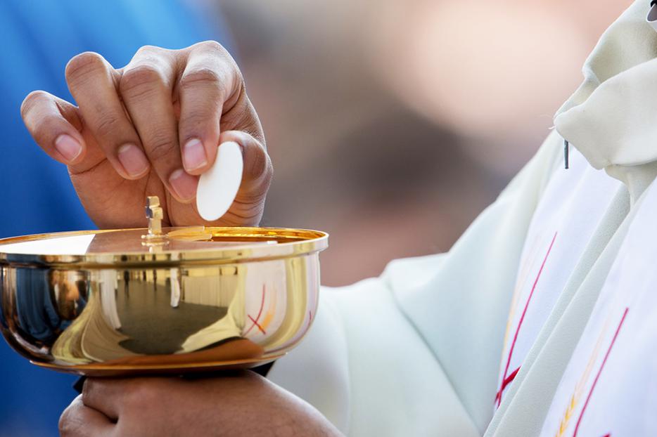A priest distributes Holy Communion on Divine Mercy Sunday in St. Peter's Square, April 8, 2018.
A priest distributes Holy Communion on Divine Mercy Sunday in St. Peter's Square, April 8, 2018.