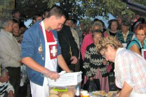 Volunteers distribute food to Ukrainians displaced from their homes by the violence. Volunteers distribute food to Ukrainians displaced from their homes by the violence.