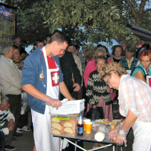Volunteers distribute food to Ukrainians displaced from their homes by the violence. Volunteers distribute food to Ukrainians displaced from their homes by the violence.