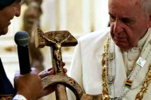 Bolivian President Evo Morales presents Pope Francis with a ‘communist crucifix’ at the presidential palace in La Paz on July 8.
Bolivian President Evo Morales presents Pope Francis with a ‘communist crucifix’ at the presidential palace in La Paz on July 8.