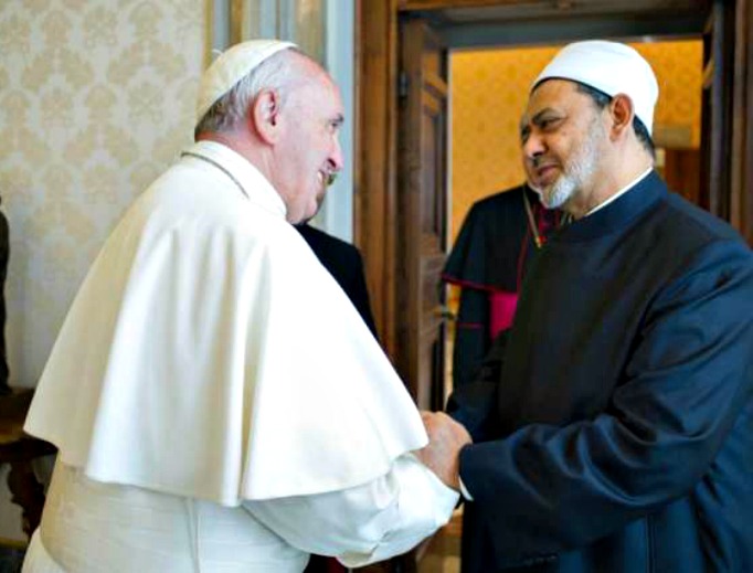 Pope Francis meets with the grand imam Sheikh Ahmed Muhammad Al-Tayyib at the Vatican May 23.
Pope Francis meets with the grand imam Sheikh Ahmed Muhammad Al-Tayyib at the Vatican May 23.
