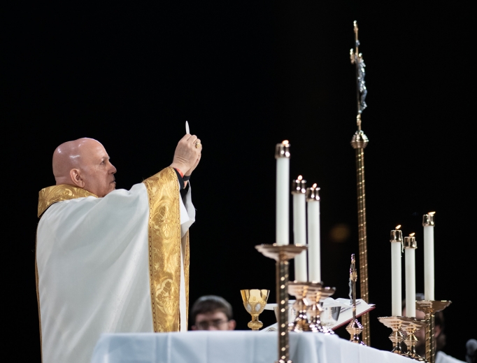 Denver Archbishop Samuel Aquila celebrates Mass at SLS20 in Phoenix. The Fellowship of Catholic University Students event was held Dec. 30-Jan. 3 and focused on the call to be missionary disciples for Christ.
Denver Archbishop Samuel Aquila celebrates Mass at SLS20 in Phoenix. The Fellowship of Catholic University Students event was held Dec. 30-Jan. 3 and focused on the call to be missionary disciples for Christ.