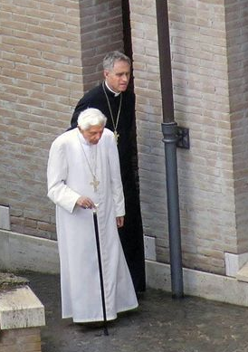 Benedict XVI with Archbishop Gaenswein in a photograph taken on Sunday. Benedict XVI with Archbishop Gaenswein in a photograph taken on Sunday.