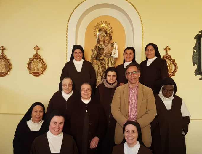 Antonio Irastorza is blessed by the prayers of the good sisters, whom he visits when he can. Many people as far away as London rely on the prayers of these Carmelites. Antonio Irastorza is blessed by the prayers of the good sisters, whom he visits when he can. Many people as far away as London rely on the prayers of these Carmelites.