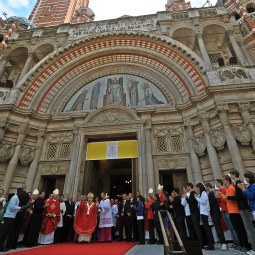 WESTMINSTER CATHEDRAL IN LONDON. Young people surround Pope Benedict XVI outside Westminster Cathedral in central London Sept. 18. WESTMINSTER CATHEDRAL IN LONDON. Young people surround Pope Benedict XVI outside Westminster Cathedral in central London Sept. 18.
