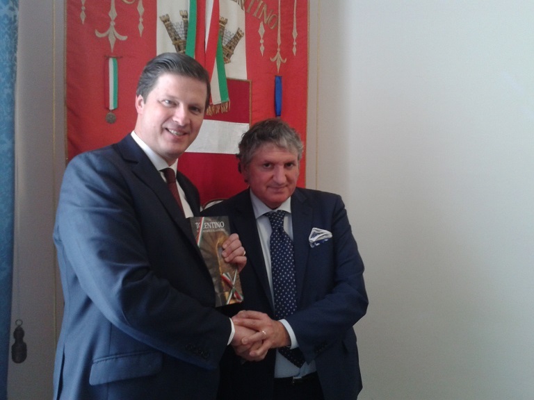 Hungary's Ambassador to the Holy See, Eduard Habsburg-Lotheringen, and the mayor of Tolentino, Giuseppe Pezzanesi. Hungary's Ambassador to the Holy See, Eduard Habsburg-Lotheringen, and the mayor of Tolentino, Giuseppe Pezzanesi.