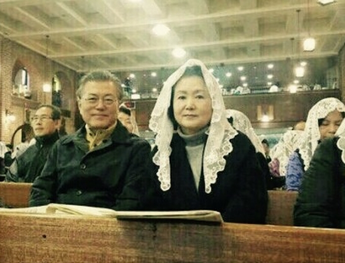 Above, President Moon Jae-in and the first lady, Kim Jung-sook, a classical singer, attend Hongje-dong Catholic Church in Seoul. President Moon won popular election last May as the solution to a political crisis that saw the impeachment of his predecessor. Below, Father Paul Yoo, the pastor, and four women religious who serve Hongje-dong Catholic Church in Seoul celebrate the blessing of Korea’s “Blue House,” where President Moon and his wife live. Above, President Moon Jae-in and the first lady, Kim Jung-sook, a classical singer, attend Hongje-dong Catholic Church in Seoul. President Moon won popular election last May as the solution to a political crisis that saw the impeachment of his predecessor. Below, Father Paul Yoo, the pastor, and four women religious who serve Hongje-dong Catholic Church in Seoul celebrate the blessing of Korea’s “Blue House,” where President Moon and his wife live.