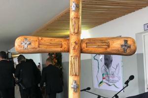 Detail of the cross given to Pope Francis as a gift during his visit to the Zimpeto Dream clinic. The wood of the cross and and smaller metal cross were made from recovered material from the cyclone Idai in Beira. Detail of the cross given to Pope Francis as a gift during his visit to the Zimpeto Dream clinic. The wood of the cross and and smaller metal cross were made from recovered material from the cyclone Idai in Beira.