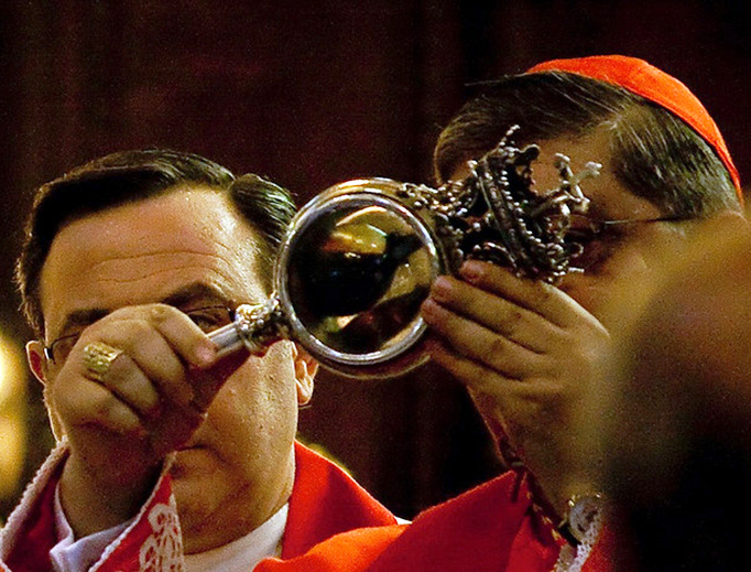 Cardinal Crescenzio displays the reliquary containing St. Januarius' blood in 2009
Cardinal Crescenzio displays the reliquary containing St. Januarius' blood in 2009