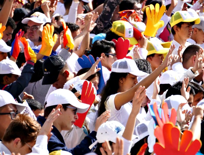 Crowds great Pope Francis in Colombia. Crowds great Pope Francis in Colombia.