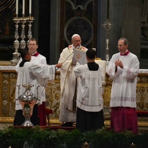 Pope Francis blesses sacred oils during the April 17 chrism Mass at St. Peter’s Basilica.
Pope Francis blesses sacred oils during the April 17 chrism Mass at St. Peter’s Basilica.