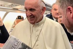 On the papal plane to Yangon Nov. 27, 2017, Edward Pentin presents the Holy Father with a copy of the Register’s 90th anniversary special edition. On the papal plane to Yangon Nov. 27, 2017, Edward Pentin presents the Holy Father with a copy of the Register’s 90th anniversary special edition.