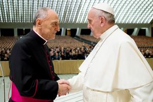 Father Pio Vito Pinto greeting Pope Francis in the Paul VI Hall. Father Pio Vito Pinto greeting Pope Francis in the Paul VI Hall.