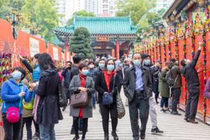 People wear masks prevent the coronavirus at Wong Tai Sin Temple in Hong Kong, January 28, 2020. People wear masks prevent the coronavirus at Wong Tai Sin Temple in Hong Kong, January 28, 2020.