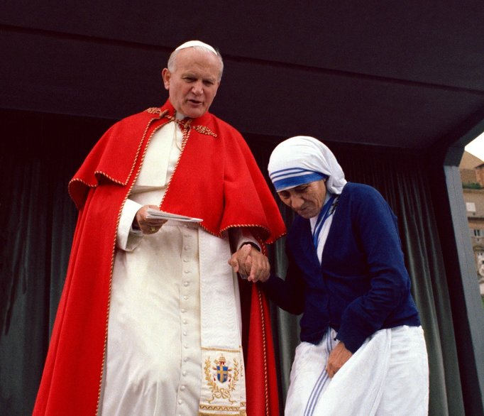 Image: Mother Teresa and Pope John Paul II on May 25, 1983, via L'Osservatore Romano Image: Mother Teresa and Pope John Paul II on May 25, 1983, via L'Osservatore Romano