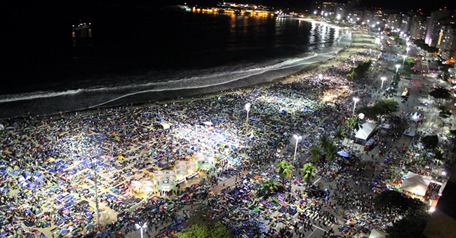 Pilgrims sleep overnight on Copacabana Beach during World Youth Day in Rio de Janeiro, July 27, 2013. Pilgrims sleep overnight on Copacabana Beach during World Youth Day in Rio de Janeiro, July 27, 2013.