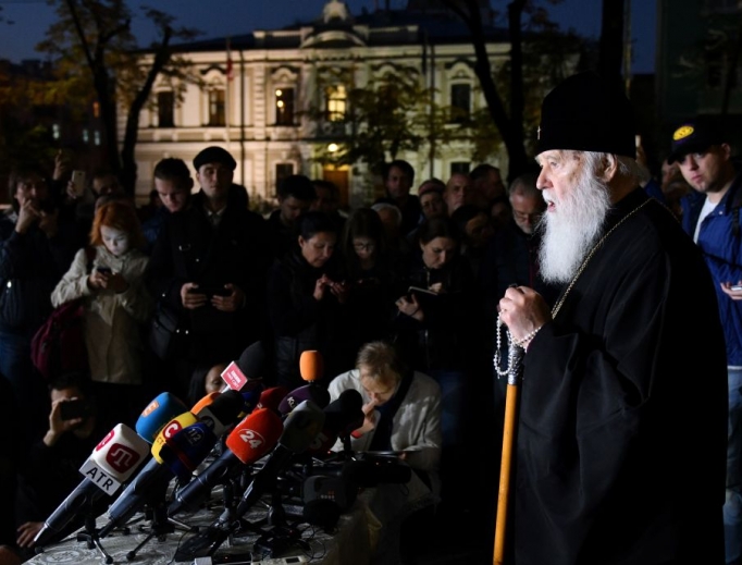 Patriarch Filaret (r) of the Ukrainian Orthodox Church of Kiev's patriarchy speaks during a press conference in Kiev Oct. 11. The Istanbul-based Ecumenical Patriarchate on Oct. 11 said it had agreed to recognize the independence of the Ukrainian Orthodox Church, a move strongly desired by Kiev but which risks stoking new tensions with Moscow. A synod meeting chaired by Patriarch Bartholomew, seen as the first among equals of Orthodox Church leaders, 'decreed to proceed to the granting of autocephaly to the Church of Ukraine,' said an official statement read in Istanbul, formerly Constantinople. Patriarch Filaret (r) of the Ukrainian Orthodox Church of Kiev's patriarchy speaks during a press conference in Kiev Oct. 11. The Istanbul-based Ecumenical Patriarchate on Oct. 11 said it had agreed to recognize the independence of the Ukrainian Orthodox Church, a move strongly desired by Kiev but which risks stoking new tensions with Moscow. A synod meeting chaired by Patriarch Bartholomew, seen as the first among equals of Orthodox Church leaders, 'decreed to proceed to the granting of autocephaly to the Church of Ukraine,' said an official statement read in Istanbul, formerly Constantinople.
