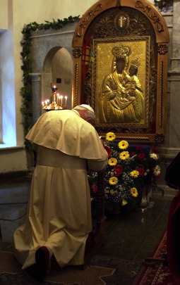 Pope John Paul II prays before an image of Our Lady of Zarvaniza at the Church of St. Nicholas in Kiev at the start of his five-day trip to Ukraine in 2001. Pope John Paul II prays before an image of Our Lady of Zarvaniza at the Church of St. Nicholas in Kiev at the start of his five-day trip to Ukraine in 2001.