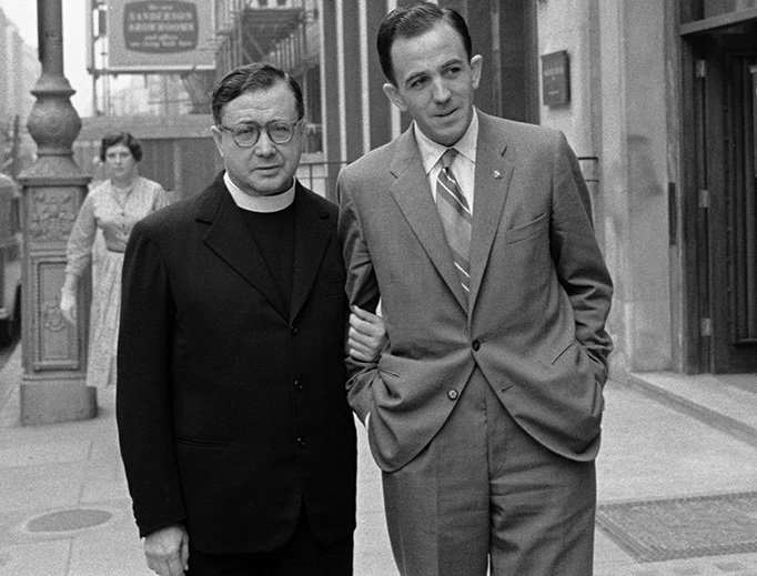 ABOVE: St. Josemaría Escrivá on an unidentified London street, Sept. 6, 1958. BELOW: (1) Bl. Álvaro del Portillo and St. Josemaría outside St. Paul’s Cathedral in London, Aug. 15, 1958. (2) Bl. Álvaro del Portillo and St. Josemaría Escrivá praying in September 1959 at St. Dunstan’s Church, Canterbury. Before them is a tombstone, underneath which is the head of St. Thomas More preserved in a cask. (3) Bl. Álvaro del Portillo and St. Josemaría outside St. Dunstan’s, Canterbury, Aug. 26, 1958. (There were two trips there.) ABOVE: St. Josemaría Escrivá on an unidentified London street, Sept. 6, 1958. BELOW: (1) Bl. Álvaro del Portillo and St. Josemaría outside St. Paul’s Cathedral in London, Aug. 15, 1958. (2) Bl. Álvaro del Portillo and St. Josemaría Escrivá praying in September 1959 at St. Dunstan’s Church, Canterbury. Before them is a tombstone, underneath which is the head of St. Thomas More preserved in a cask. (3) Bl. Álvaro del Portillo and St. Josemaría outside St. Dunstan’s, Canterbury, Aug. 26, 1958. (There were two trips there.)