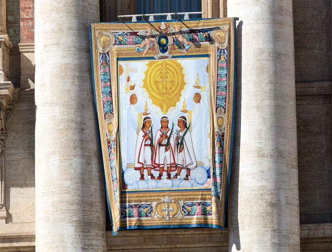 Banner of Blesseds Cristóbal, Antonio and Juan in preparation for their canonizations in St. Peter's Square on Oct. 15.
Image ID: 59e10ec87b718
Banner of Blesseds Cristóbal, Antonio and Juan in preparation for their canonizations in St. Peter's Square on Oct. 15.
Image ID: 59e10ec87b718