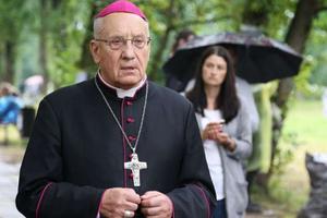 Archbishop Tadeusz Kondrusiewicz prays outside of the Akrestsin Street pre-trial detention center in Minsk, Belarus, Aug. 19. 