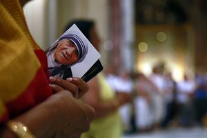 Mass and veneration of the relics of Blessed Mother Teresa of Calcutta in the Basilica of Saint Andrea della Valle on Sept. 3, 2016.
Mass and veneration of the relics of Blessed Mother Teresa of Calcutta in the Basilica of Saint Andrea della Valle on Sept. 3, 2016.