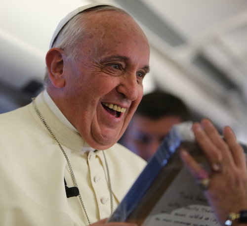 Pope Francis receives a gift of a bas-relief of St. Thérèse of Lisieux from journalist Caroline Pigozzi of Paris Match on Jan. 15.
Pope Francis receives a gift of a bas-relief of St. Thérèse of Lisieux from journalist Caroline Pigozzi of Paris Match on Jan. 15.