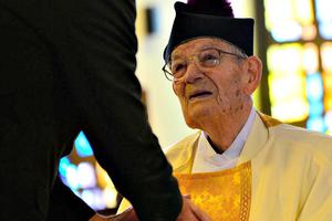 Above, Msgr. Vincent Topper, 103, receives congratulations from Father Andrew Stahmer, a priest of the Diocese of Harrisburg, Pa., prior to the Mass of thanksgiving on May 24 at St. Catherine Labouré Church in Harrisburg in celebration of the jubilarian’s 80th anniversary of ordination to the priesthood. Msgr. Topper, who turns 104 on July 28, is also shown on the occasion of his ordination. In addition, Sister Mary Anne Sweeney and some of the eighth-grade students from St. Catherine Labouré visit and pray the Rosary with Msg. Topper. Above, Msgr. Vincent Topper, 103, receives congratulations from Father Andrew Stahmer, a priest of the Diocese of Harrisburg, Pa., prior to the Mass of thanksgiving on May 24 at St. Catherine Labouré Church in Harrisburg in celebration of the jubilarian’s 80th anniversary of ordination to the priesthood. Msgr. Topper, who turns 104 on July 28, is also shown on the occasion of his ordination. In addition, Sister Mary Anne Sweeney and some of the eighth-grade students from St. Catherine Labouré visit and pray the Rosary with Msg. Topper.