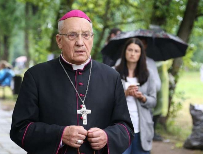 Archbishop Tadeusz Kondrusiewicz prays outside of the Akrestsin Street pre-trial detention center in Minsk, Belarus, Aug. 19. Archbishop Tadeusz Kondrusiewicz prays outside of the Akrestsin Street pre-trial detention center in Minsk, Belarus, Aug. 19.