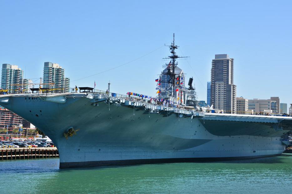 USS Midway was an aircraft carrier of the United States Navy, the lead ship of its class. Commissioned a week after the end of World War II it is now a museum ship in San Diego. USS Midway was an aircraft carrier of the United States Navy, the lead ship of its class. Commissioned a week after the end of World War II it is now a museum ship in San Diego.