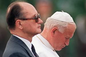 Pope St. John Paul II meets the Polish Communist premier, General Wojciech Jaruzelski, on June 14, 1987, at Warsaw’s Okecie Airport. Pope St. John Paul II meets the Polish Communist premier, General Wojciech Jaruzelski, on June 14, 1987, at Warsaw’s Okecie Airport.