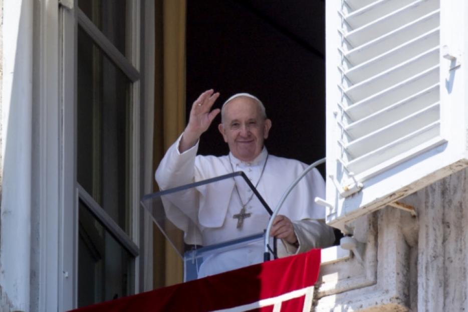 Pope Francis waves to pilgrims during his Sunday Angelus. Pope Francis waves to pilgrims during his Sunday Angelus.