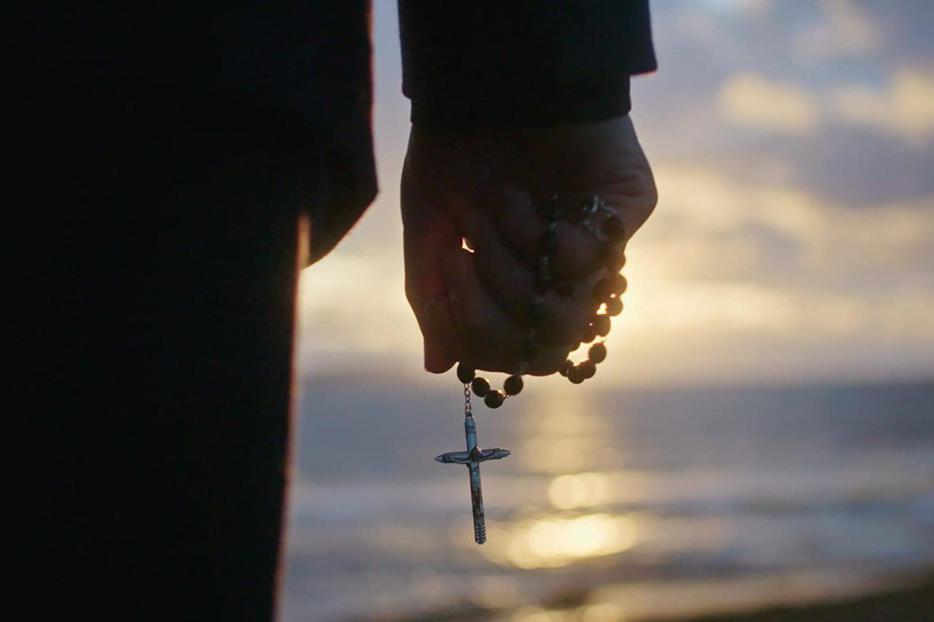 ‘Pray’ features a seamless mixture of original film footage, photos, a few reenactments and interviews. ‘Pray’ features a seamless mixture of original film footage, photos, a few reenactments and interviews.