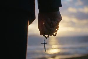 ‘Pray’ features a seamless mixture of original film footage, photos, a few reenactments and interviews. ‘Pray’ features a seamless mixture of original film footage, photos, a few reenactments and interviews.