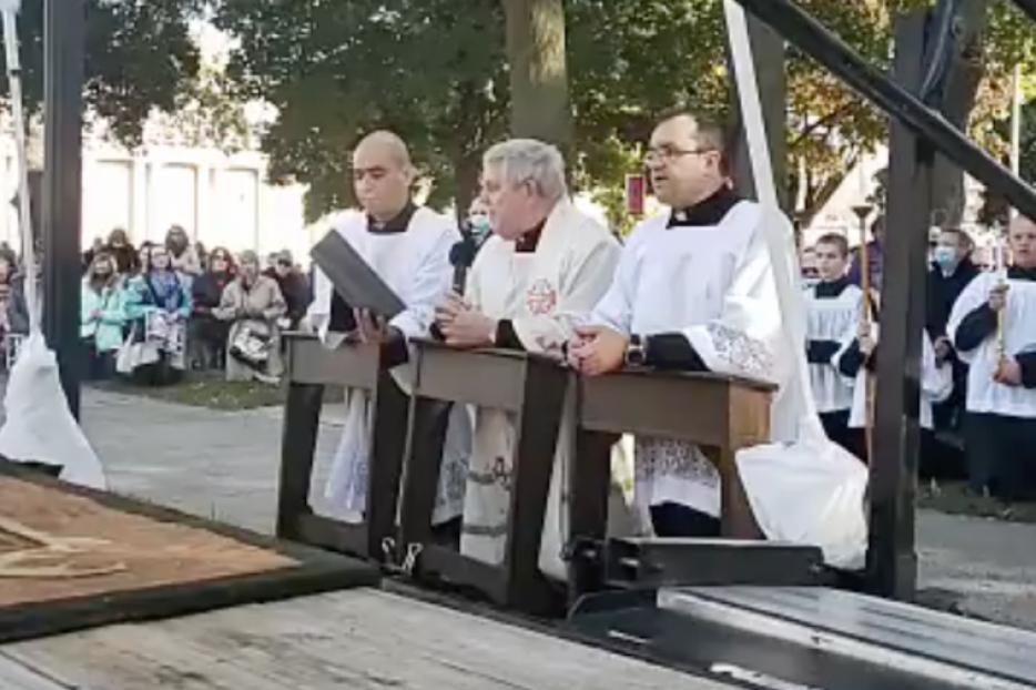 Archbishop Jerome Listecki at the Unite our Nation Eucharistic procession in Kenosha, Wisconsin Oct. 4. Archbishop Jerome Listecki at the Unite our Nation Eucharistic procession in Kenosha, Wisconsin Oct. 4.