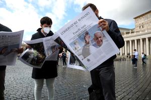 A special edition of the Vatican newspaper containing the new encyclical is distributed in St. Peter’s Square at the end of Pope Francis’ Sunday Angelus blessing on Oct. 4 in Vatican City. Pope Francis introduced ‘Fratelli Tutti’ (All Brothers) and said he had the ‘joy of giving the new encyclical.’ A special edition of the Vatican newspaper containing the new encyclical is distributed in St. Peter’s Square at the end of Pope Francis’ Sunday Angelus blessing on Oct. 4 in Vatican City. Pope Francis introduced ‘Fratelli Tutti’ (All Brothers) and said he had the ‘joy of giving the new encyclical.’