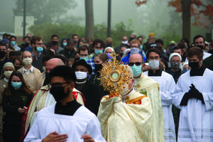 Bishop Jeffrey Montforton of Steubenville, Ohio, carrying a monstrance containing the Blessed
Sacrament, leads a procession from the Franciscan University campus through downtown Steubenville Oct. 3 as part of the nationwide ‘Unite the Nation’ events. Bishop Jeffrey Montforton of Steubenville, Ohio, carrying a monstrance containing the Blessed
Sacrament, leads a procession from the Franciscan University campus through downtown Steubenville Oct. 3 as part of the nationwide ‘Unite the Nation’ events.