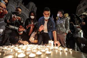 People lights candle outside the Notre-Dame de l'Assomption Basilica in Nice on October 29, 2020 in tribute to the three victims of a knife attacker, cutting the throat of at least one woman, inside the church of the French Riviera city. People lights candle outside the Notre-Dame de l'Assomption Basilica in Nice on October 29, 2020 in tribute to the three victims of a knife attacker, cutting the throat of at least one woman, inside the church of the French Riviera city.