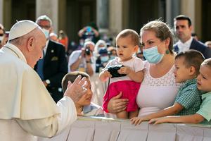 Pope Francis greets a family at his second public general audience since the coronavirus outbreak, in the San Damaso courtyard at the Vatican, Sept. 9, 2020. Pope Francis greets a family at his second public general audience since the coronavirus outbreak, in the San Damaso courtyard at the Vatican, Sept. 9, 2020.