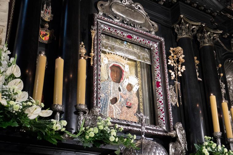 The first unveiling of the image of the Black Madonna of Czestochowa/Our Lady of Czestochowa with new crowns in 2017 at the Jasna Gora Monastery. The first unveiling of the image of the Black Madonna of Czestochowa/Our Lady of Czestochowa with new crowns in 2017 at the Jasna Gora Monastery.