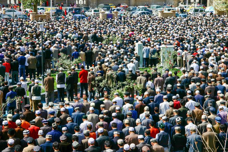 Uyghur Muslims gathering at Altunluq in Yarkant for worship. Uyghur Muslims gathering at Altunluq in Yarkant for worship.