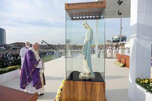 Pope Francis blesses Marian statue destroyed by ISIS in Erbil on March 7, 2021. Pope Francis blesses Marian statue destroyed by ISIS in Erbil on March 7, 2021.