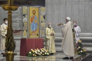 Pope Francis with an icon of Christ during the Easter Sunday Mass in St. Peter's Basilica April 4, 2021. Pope Francis with an icon of Christ during the Easter Sunday Mass in St. Peter's Basilica April 4, 2021.