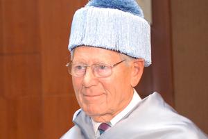 Hans Küng receives an honorary degree from the National University of Distance Education in Madrid, Spain, Jan. 27, 2011. Hans Küng receives an honorary degree from the National University of Distance Education in Madrid, Spain, Jan. 27, 2011.
