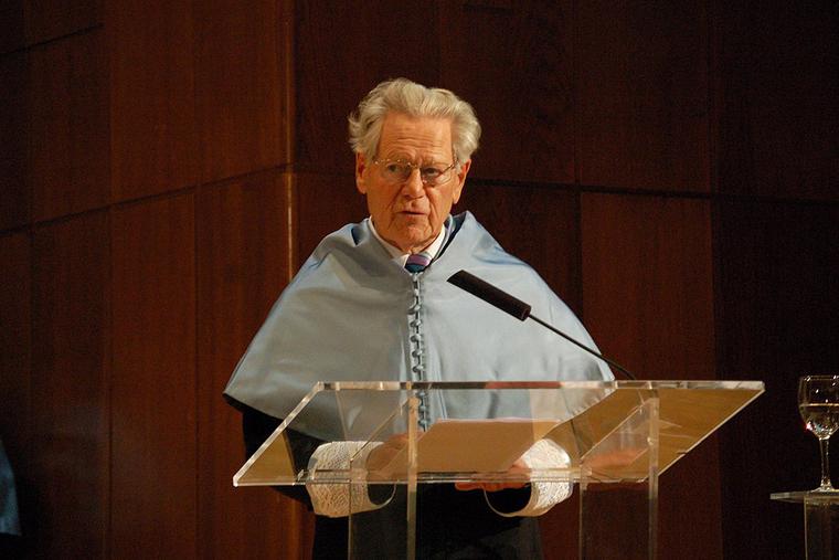 Hans Küng receives an honorary degree from the National University of Distance Education in Madrid, Spain, Jan. 27, 2011. Hans Küng receives an honorary degree from the National University of Distance Education in Madrid, Spain, Jan. 27, 2011.