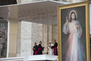 Pope Francis celebrates Divine Mercy Sunday in St. Peter's Square on April 8, 2018. Pope Francis celebrates Divine Mercy Sunday in St. Peter's Square on April 8, 2018.