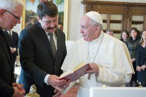 Pope Francis exchanges gifts with President of Hungary Janos Ader during an audience at the Apostolic Palace on February 14, 2020 in Vatican City. Pope Francis exchanges gifts with President of Hungary Janos Ader during an audience at the Apostolic Palace on February 14, 2020 in Vatican City.