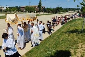 Fathers John Carlin and Andrew Mabee lead a Corpus Christi procession at St. John Fisher Chapel University Parish in Auburn Hills, Michigan, on June 6. Fathers John Carlin and Andrew Mabee lead a Corpus Christi procession at St. John Fisher Chapel University Parish in Auburn Hills, Michigan, on June 6.